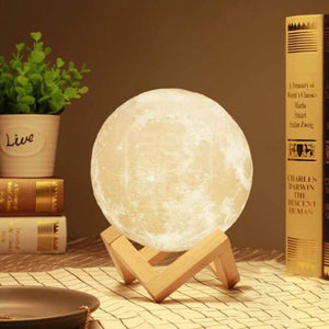 lampe lune séléné mise en scène sur une table